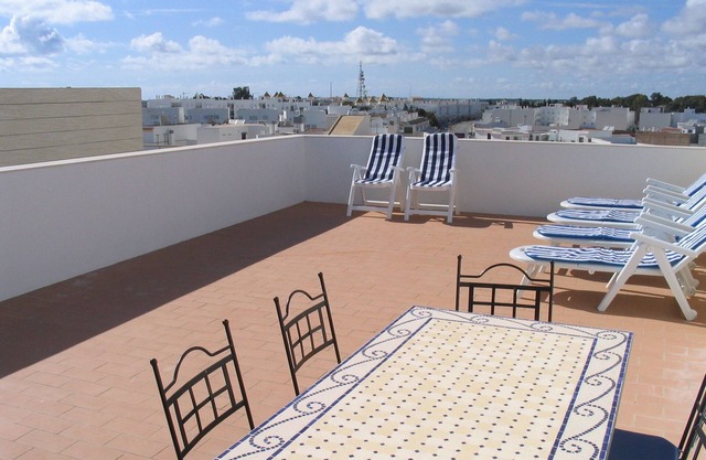 Modern apartment near town centre/beach, roof terrace, parking, free fibre WiFi
