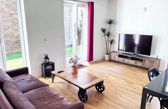 Modern Apartment, 3 Bedrooms, Queens Road, London
