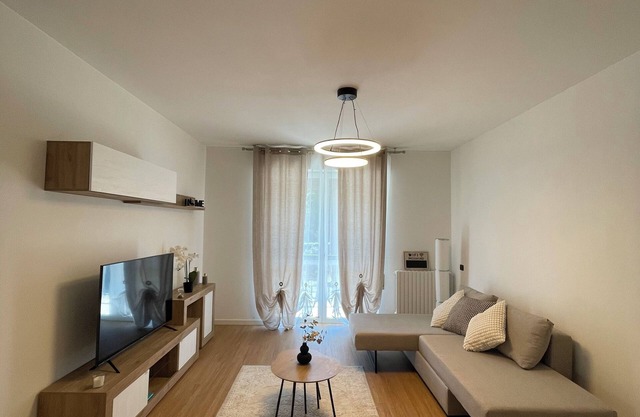 Modern Apartment 7 Minutes from Salò - Comfort and Style for Your Holiday!