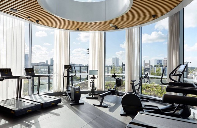 Modern Apartment With Gym, Sauna, Pool & City Access
