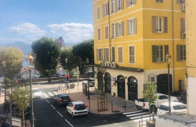 Modern apartment, city center, sleeps 4