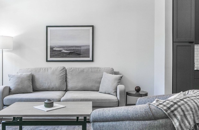Modern Apartment in Prime Location (ID5873X17)