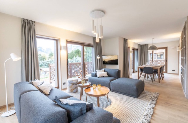 Modern Apartment Near Courchevel Le Praz Center, Close to Slopes, Sleeps 6