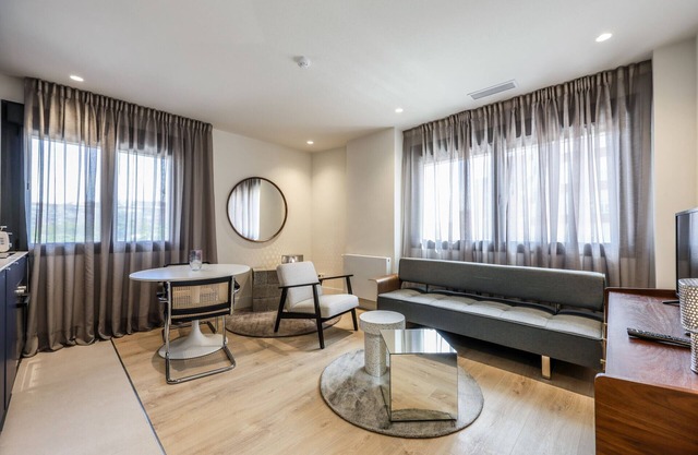 Modern apartment near the Royal Palace 08