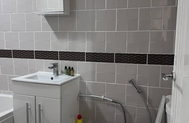 Modern apartment, walking distance to many places, private parking