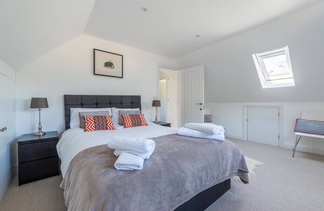 Modern Barn Conversion, Rural Views, near Odiham