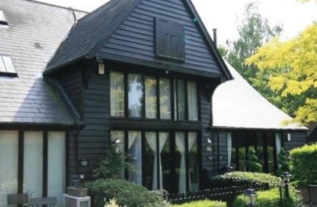 MODERN BARN - SLEEPS 6 - 12 MINS TO STANSTED AIRPORT- PICTURESQUE VILLAGE