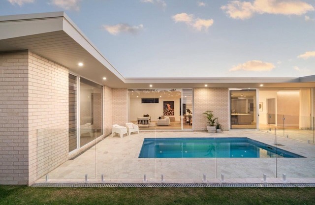 Modern Beach Haven, hot Tub and Sauna ,6 minutes to beach or Marketnn