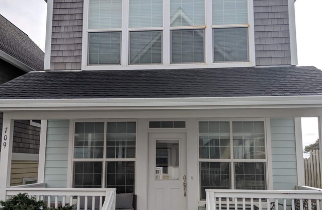 Modern Beach House in Historic Nye Beach. Pet Friendly. Walk to the Beach