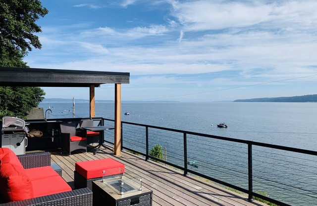 Modern beachfront getaway w/hot tub and rooftop deck