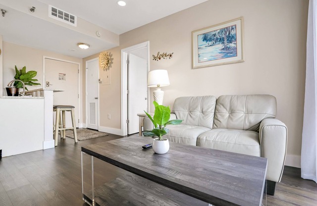 Modern & bright condo with a balcony and AC - pool, hot tub, and tennis access