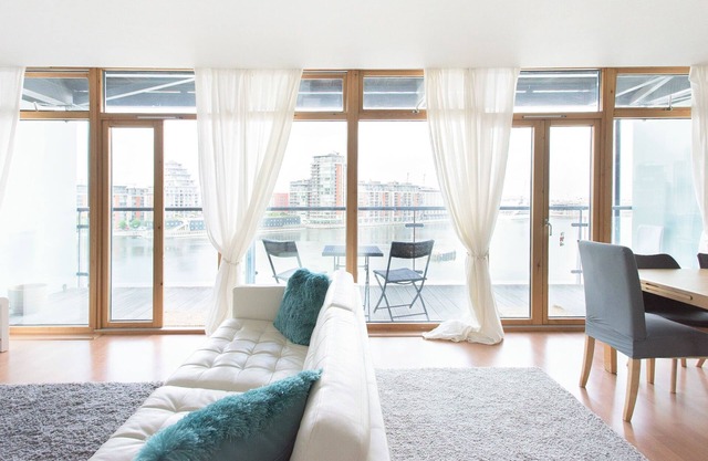 Modern & Bright | East London Dockside Apartment | ExCel Center | City Airport