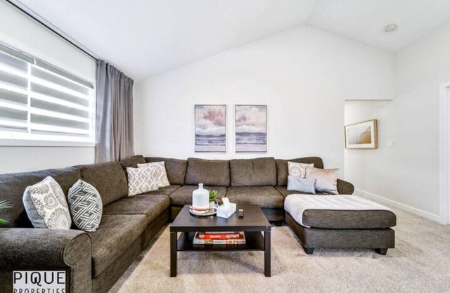 Modern Bright Home - Fireplace - NETFLIX - King - Sleep 10