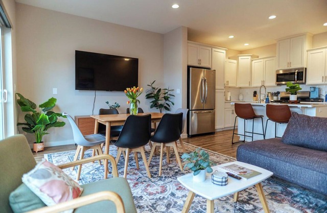Modern + Bright South Salem Townhouse with King Bed + Game Room