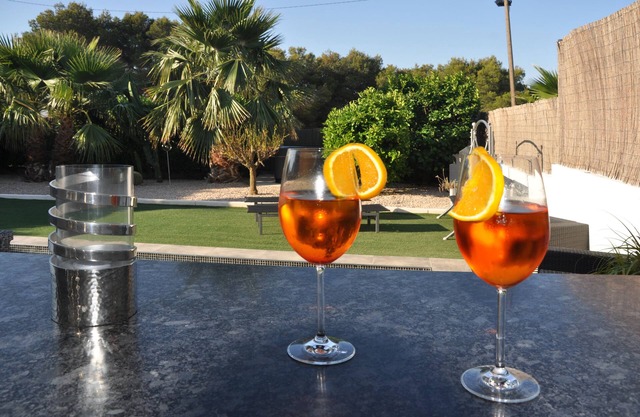 Modern bungalow with heated pool, 50m from the sea - whirlpool -