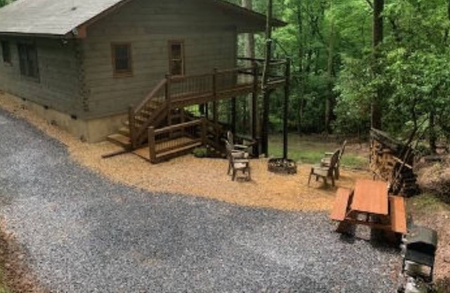 Modern cabin in the woods with private hot tub, firepit, picnic area, AC & WiFi