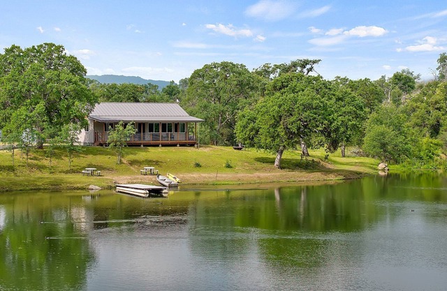 Modern Cabin on Private Lake: Gateway to the Sequoias