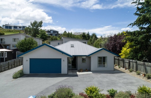 Modern, central Wanaka house - great location very close to bars, shops and lake