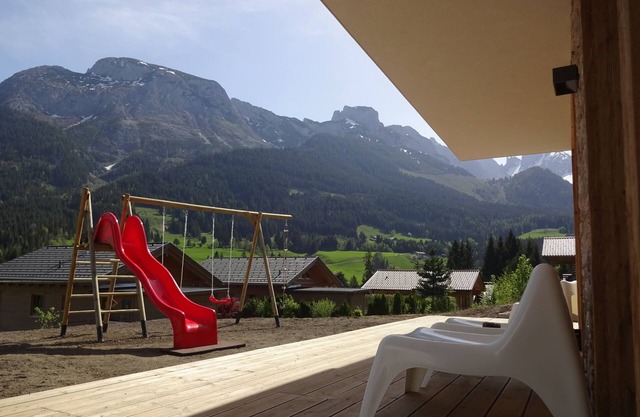 Modern chalet, new building 2017, 5 bedr. M. Bath en suite, direct access to the slopes