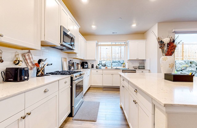 Modern & charming dog-friendly nature retreat with fireplace, patio, AC, & W/D