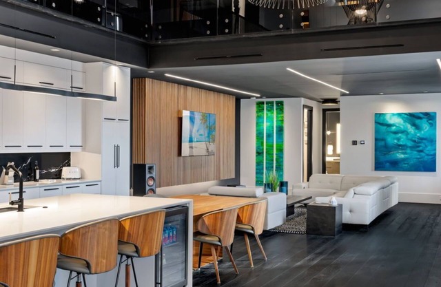 Modern City Loft in Downtown River District