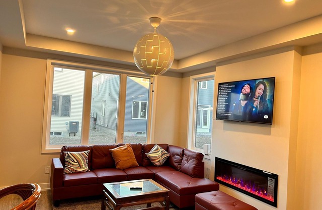 Modern & Classy 4 Bedroom&3.5 Bath w/SelfCheck-In+Kitchen & Parking-Ottawa