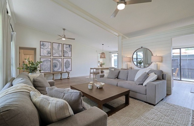 Modern Coastal 2 bed 2 bath villa, pet friendly, 2 miles from beach