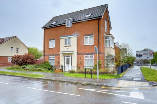 Modern Comfort, 2BR, Ensuite, Parking