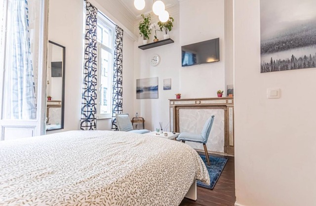 Modern Comfort: Elegant 5 BR Apt. at Ghent's Core