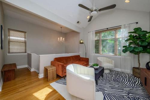Modern Comfort in Tri-Taylor