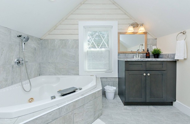 Modern Comfort Meets Relaxation- Spa Style Master with a Jacuzzi& Outdoor Oasis