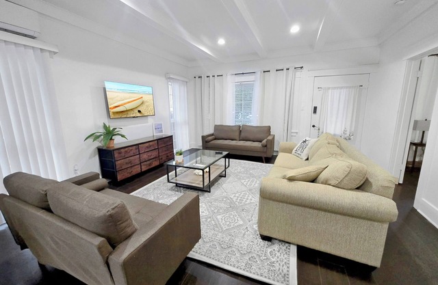 Modern Comfy Gem: 5 star Location, with Yard & Parking
