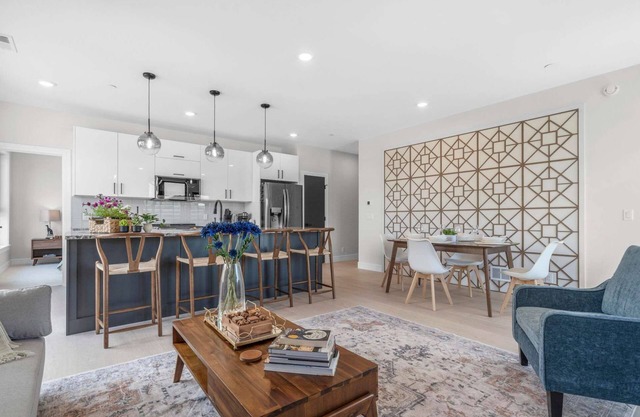 Modern Condo Downtown Close to Shops/Food/Beach