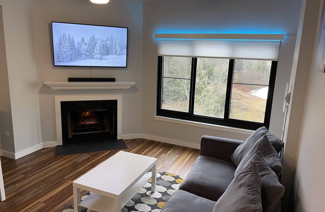 Modern Condo Ski In/Ski Out with Night Skiing - 2 Beds/Full Bath, Full Kitchen