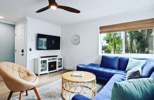 Modern Condo w/AC, 1 BLOCK FROM OCEAN