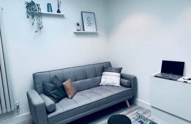 Modern contemporary studio flat 5 min from M6