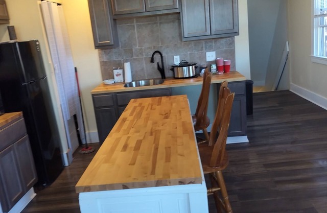 Modern corporate apartment in charming Cincinnati with AC, WiFi