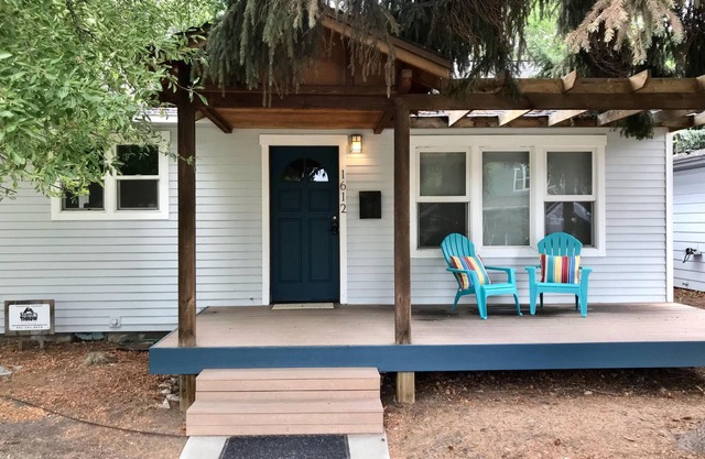 Modern cottage charm & walk to Downtown Bend