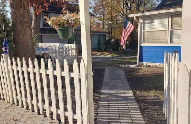 Modern Cottage - Fast WIFI, Gas grill, boats, golf, FENCED yard - lg/sm DOGS