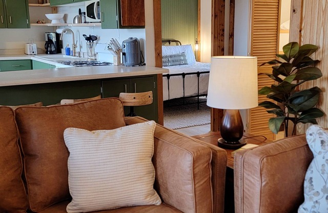 Modern Cottage on Stone Lake near access to Endless trails!