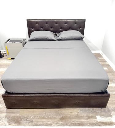 Modern & Cozy Bedroom with Smart TV, Perfect for Relaxing Getaways