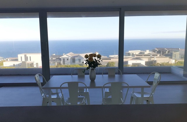 Modern, cozy house located in award winning golf estate with wood-fired hot tubs