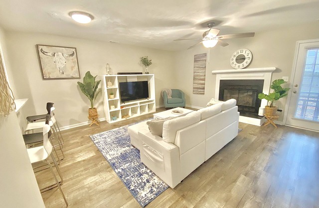 Modern, cozy, Townhouse Centrally Located!