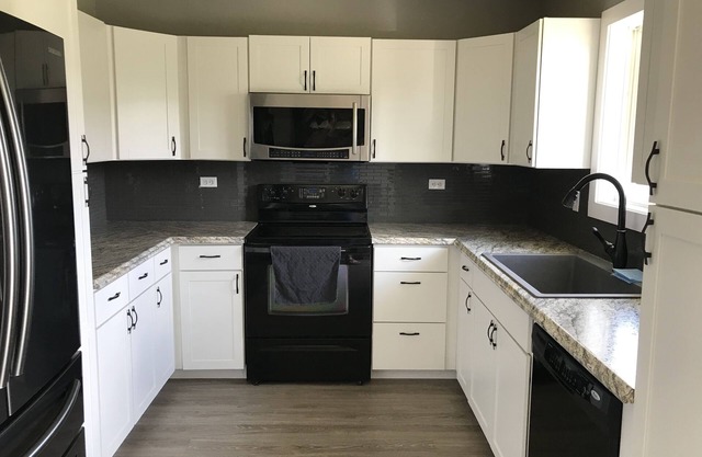 Modern day home + 4 bedrooms + hot tub