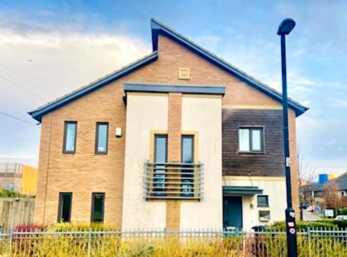 Modern detached large House in Peterborough with PARKN