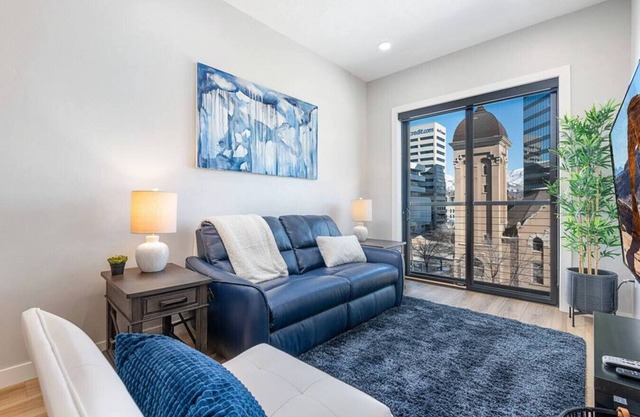 Modern dntwn apt- prime location