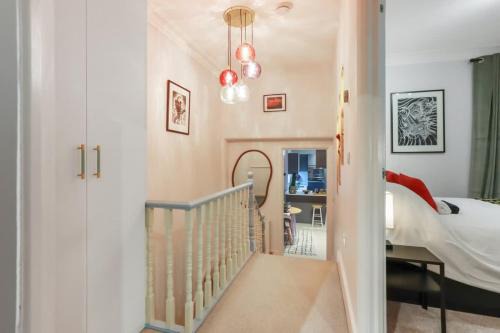 Modern Double bedroom in city apartment room 2