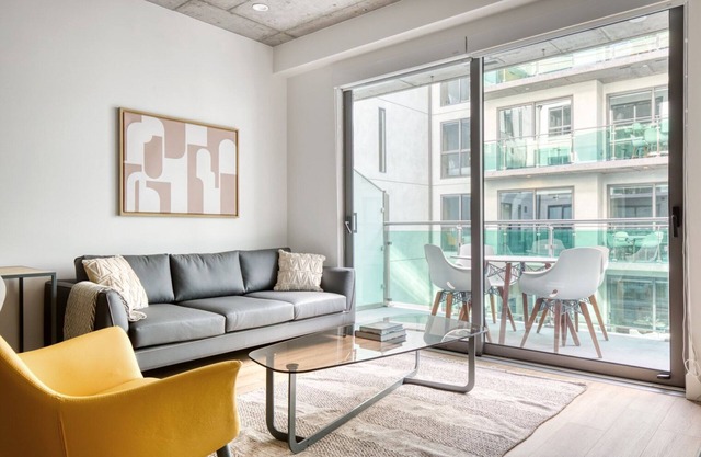 Modern Downtown 1BR w/Pool, Gym & W/D near Staples Center, by Blueground (LAX 544)