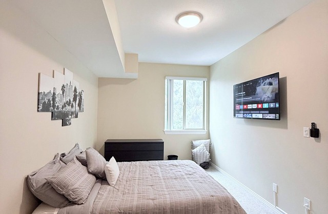 Modern DTLA Apt with City View/Private Parking