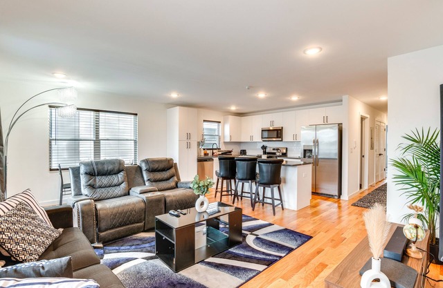 Modern Elizabeth Apartment ~ 1 Mi to Train Station